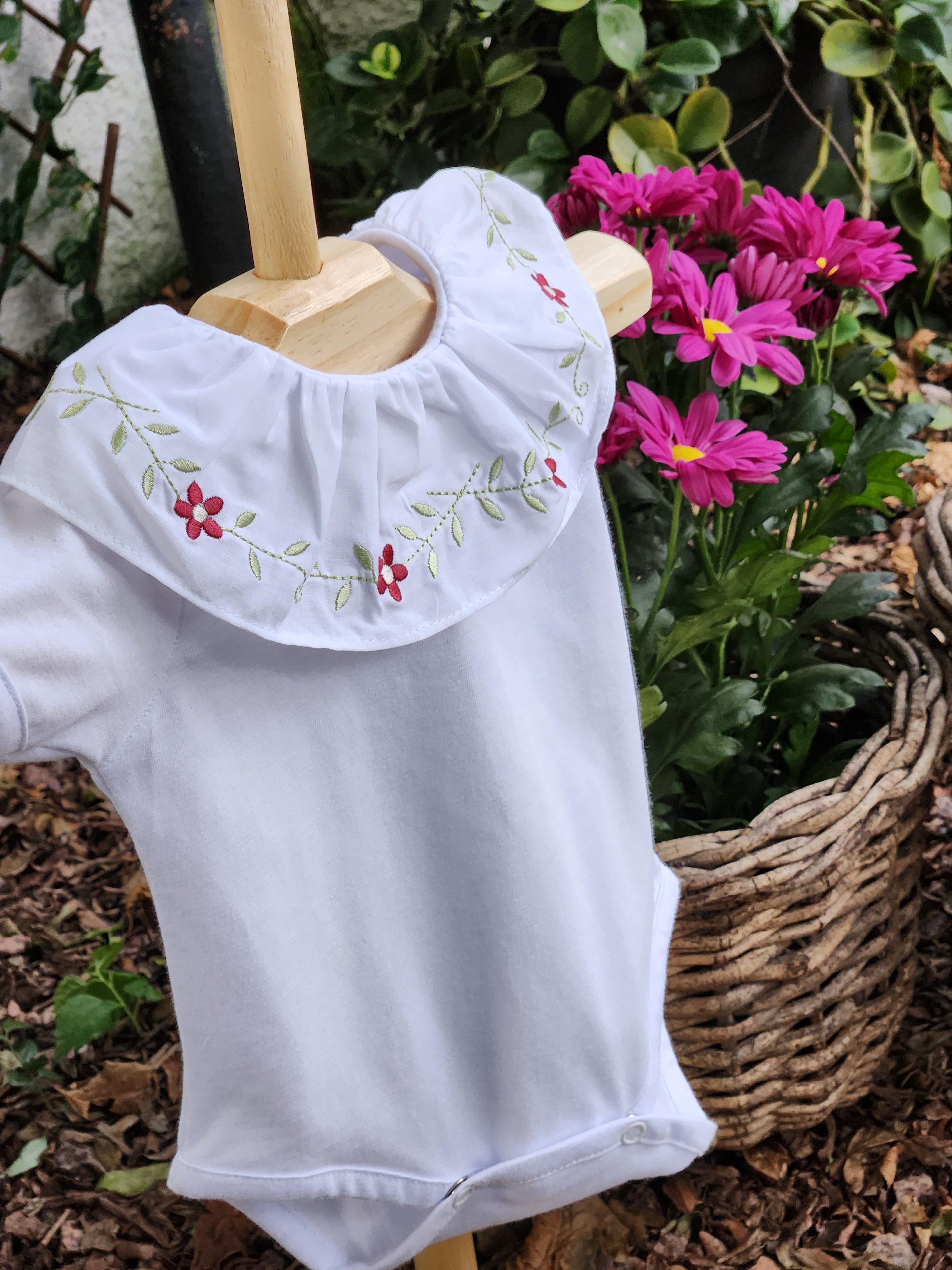 Body Gola Flor Vermelha Manga Curta