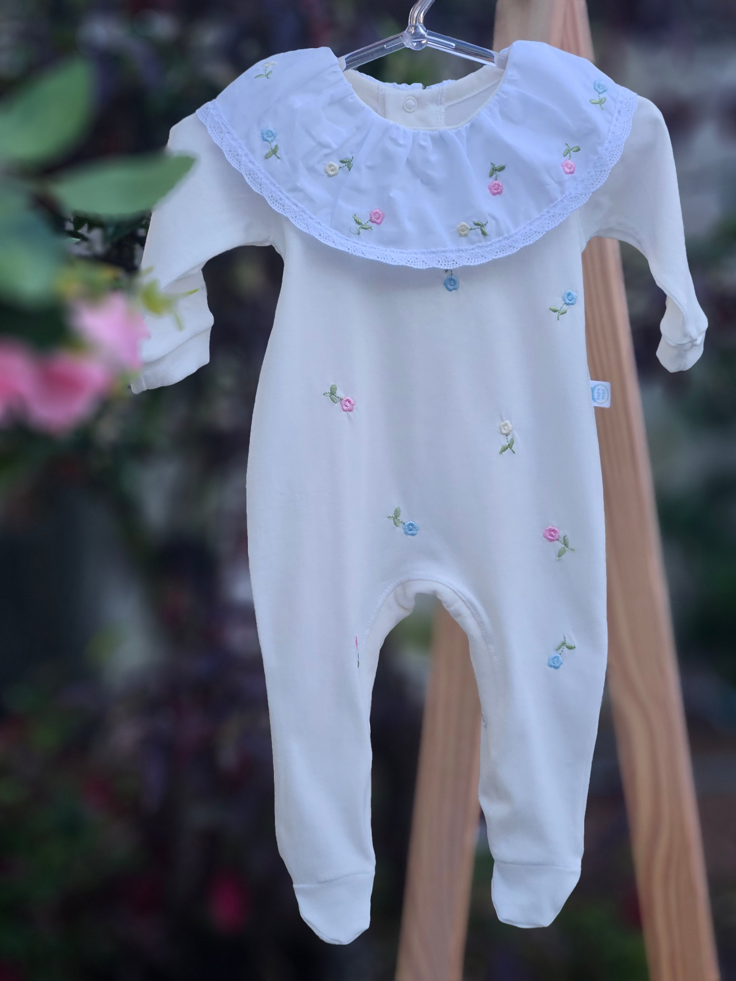 Macacão longo Florzinhas Gola Cambraia