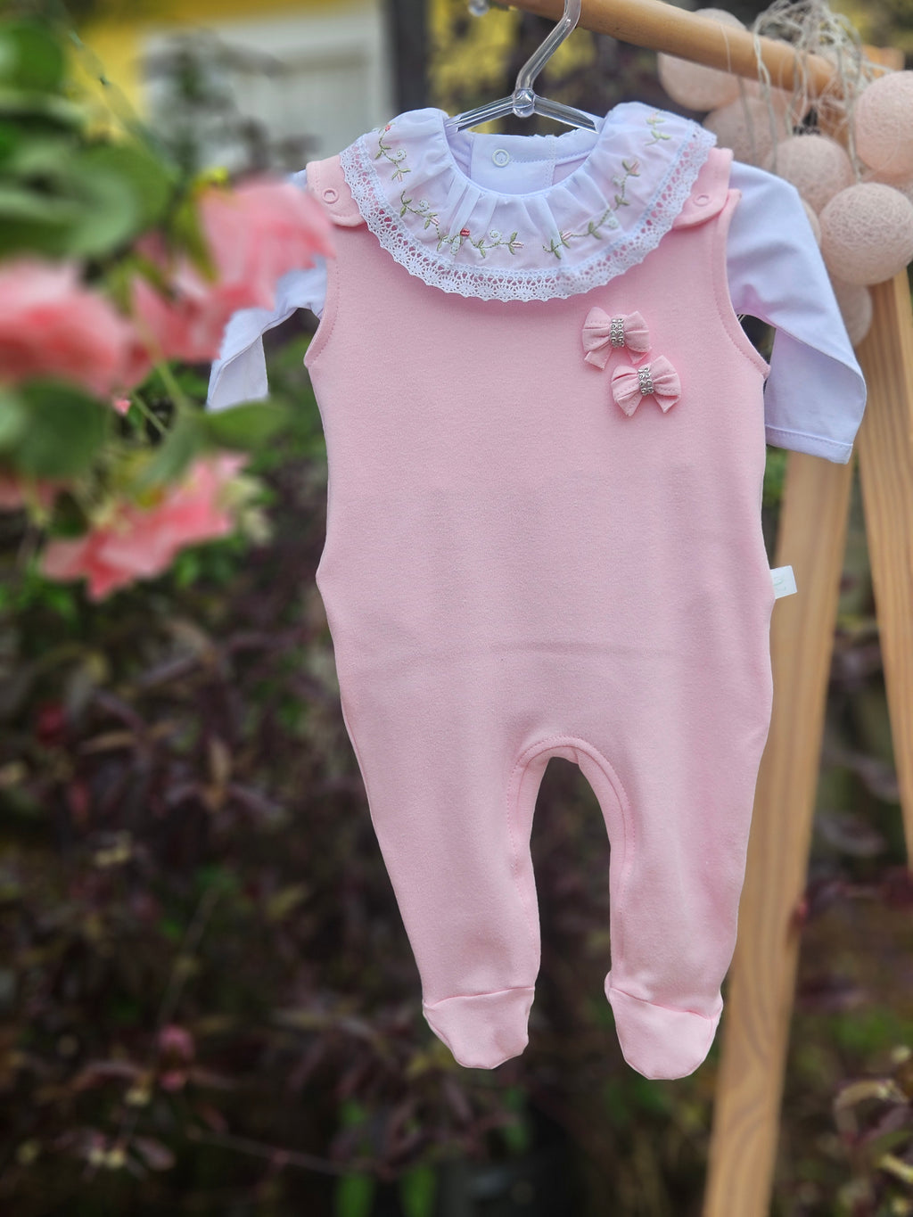 Jardineira Rosa + Body Bordado Gola Cambraia - Conjunto 2 peças