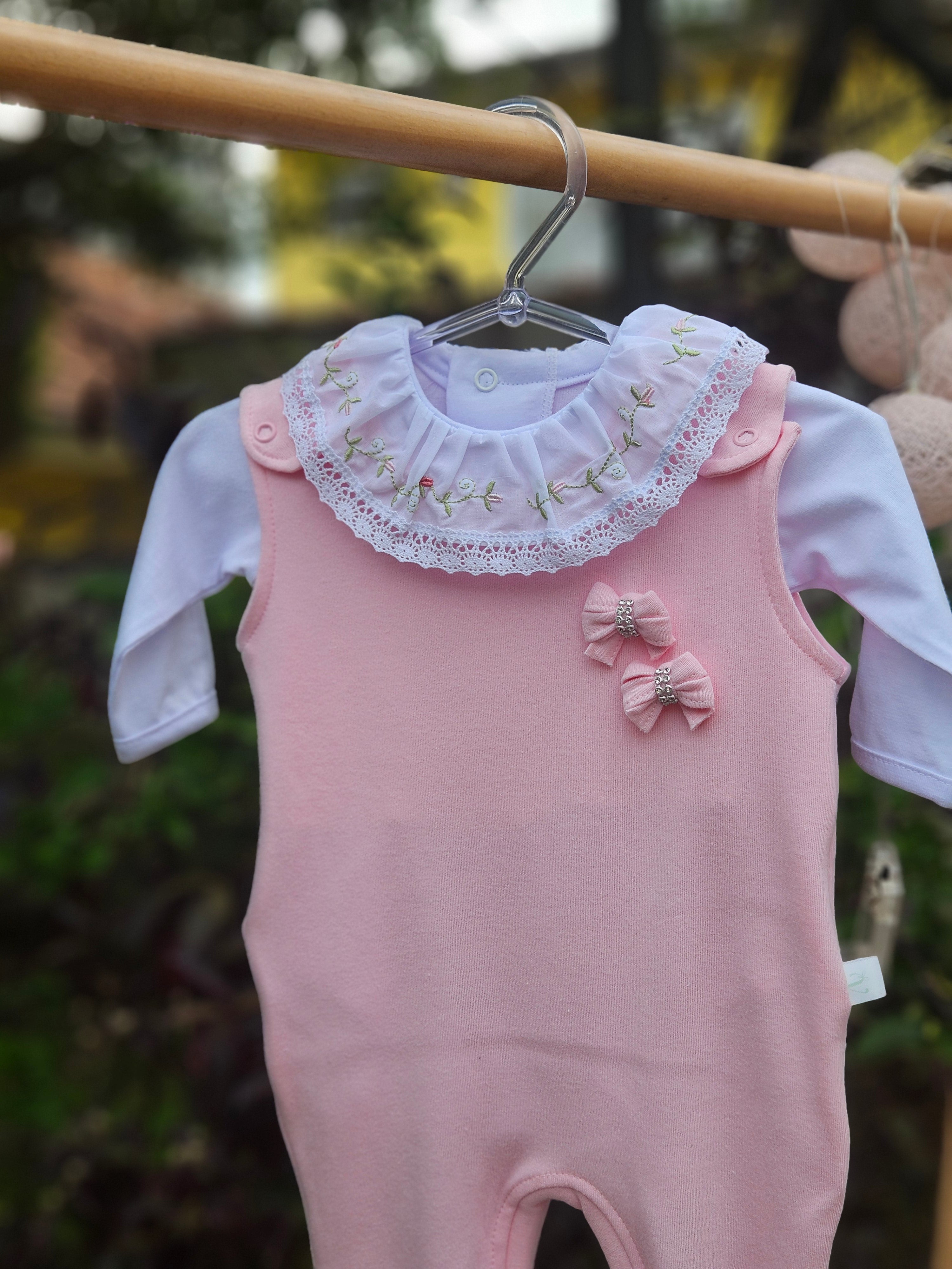 Jardineira Rosa + Body Bordado Gola Cambraia - Conjunto 2 peças