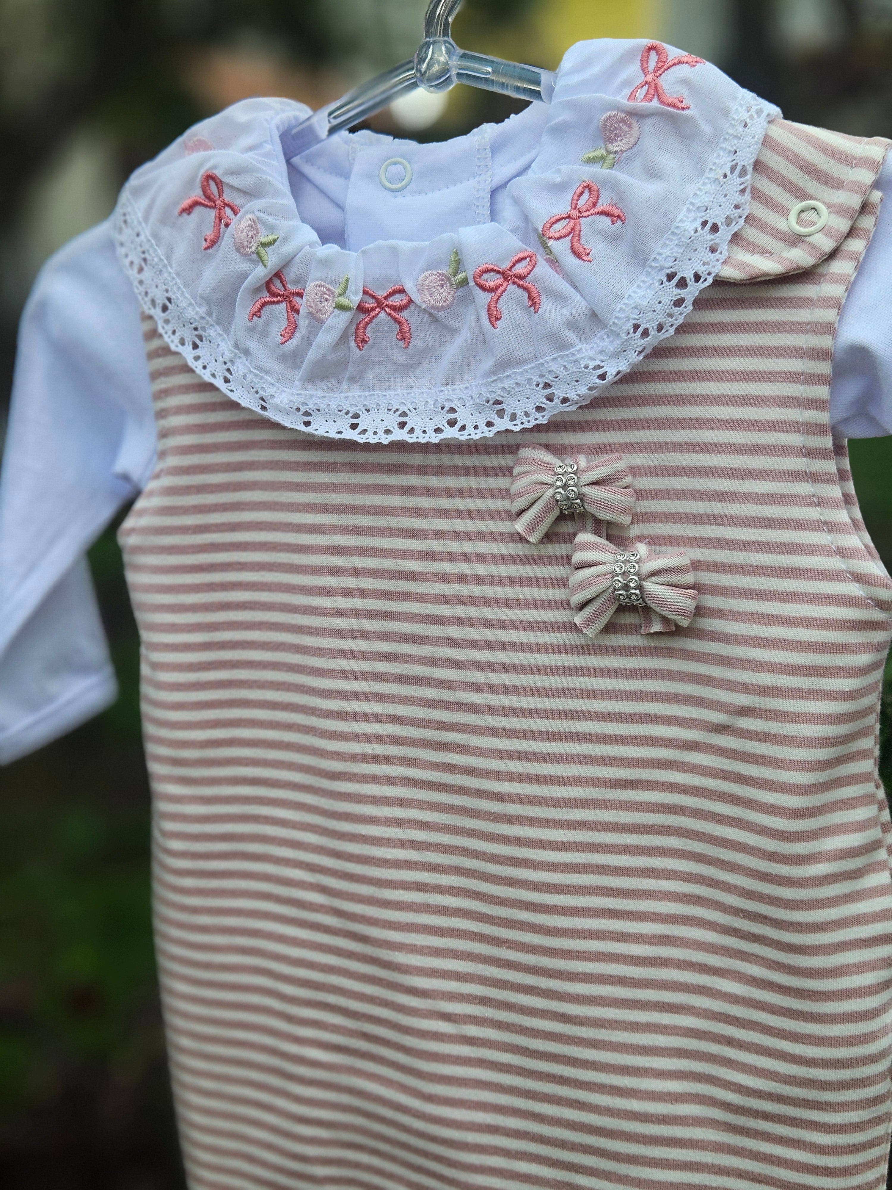 Jardineira Listrada Rosa Antigo + Body Gola Cambraia Bordada - Conjunto 2 peças