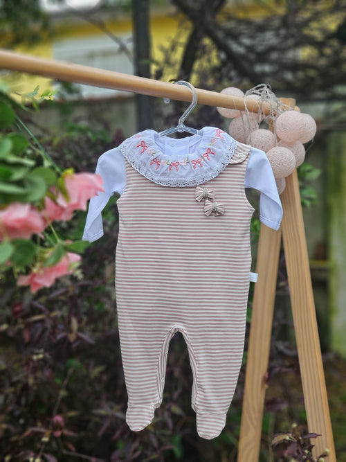 Jardineira Listrada Rosa Antigo + Body Gola Cambraia Bordada - Conjunto 2 peças