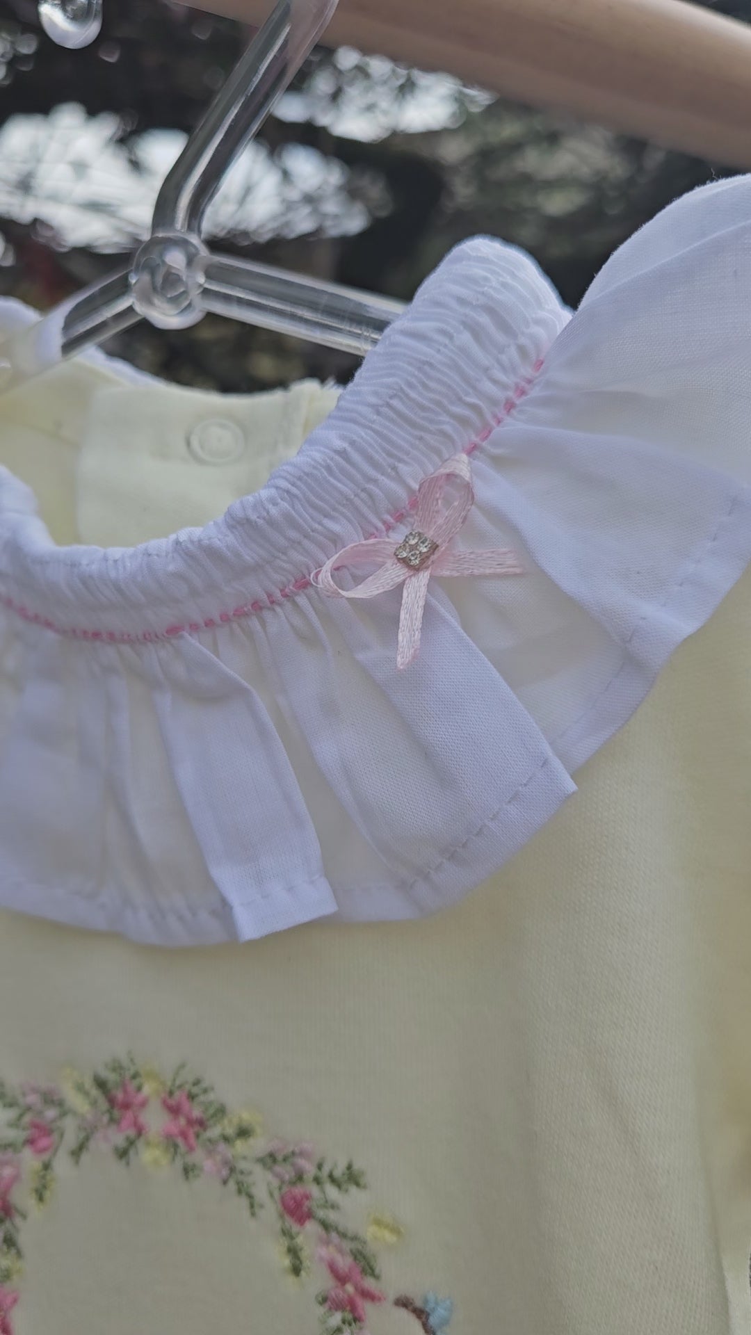 Macacão Longo Amarelinho Gola Vitoriana